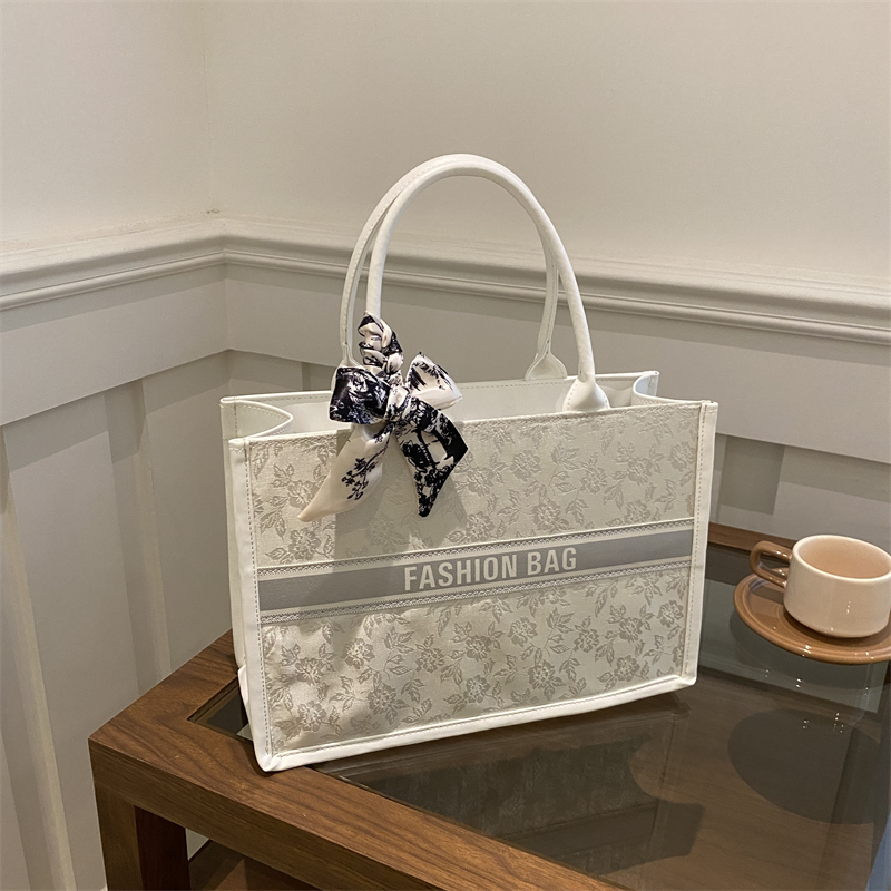 高級感あふれるエレガントな女性用トートバッグ、刺繍ブーケ柄P - Luxury Bags Shopping のレビューと価格